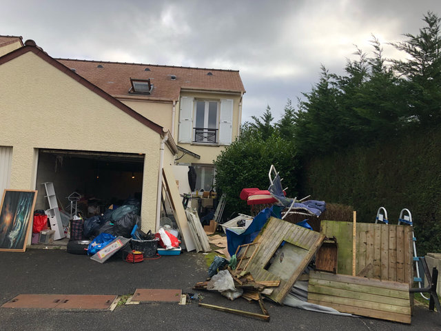 déchets en attente de ramassage devant une maison