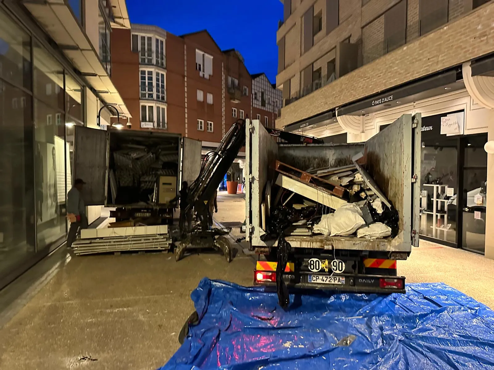 Camion-benne pour débarras d’appartement à Paris