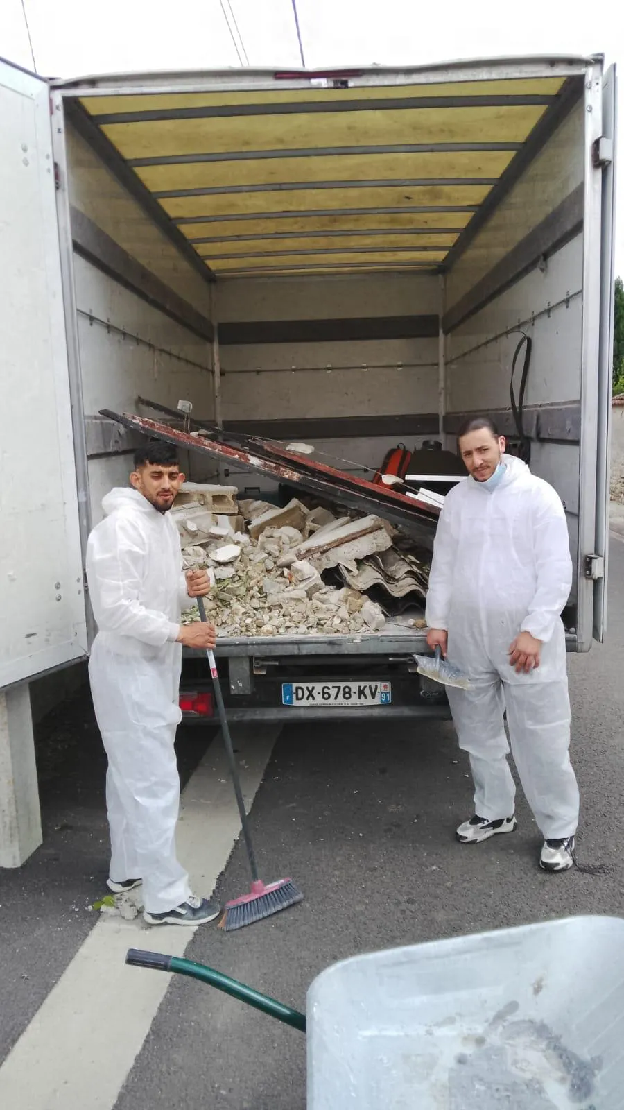 Équipe de débarras devant un camion chargé de gravats à Paris