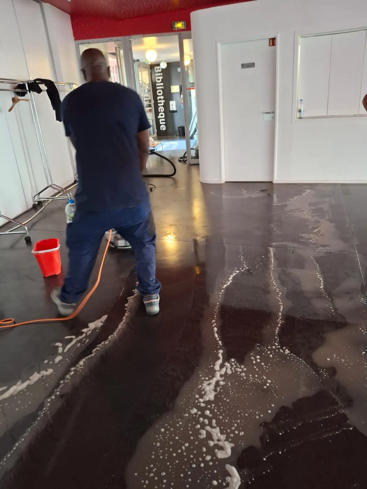 Nettoyage du sol après une fin de chantier à Paris